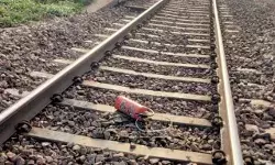 अब रेलवे ट्रैक पर मिला अग्निशमन गैस सिलेंडर- मचा हड़कंप अब रेलवे ट्रैक पर मिला अग्निशमन गैस सिलेंडर- मचा हड़कंप