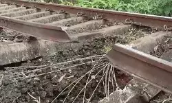 रेलवे ट्रैक को बम से उड़ाया- ट्रैक का हिस्सा 39 मीटर दूर गिरा रेलवे ट्रैक को बम से उड़ाया- ट्रैक का हिस्सा 39 मीटर दूर गिरा