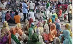 थाने में महिलाओं के कीर्तन में बजे झांझ मंजीरे- पुलिस के साथ नोंकझोंक थाने में महिलाओं के कीर्तन में बजे झांझ मंजीरे- पुलिस के साथ नोंकझोंक