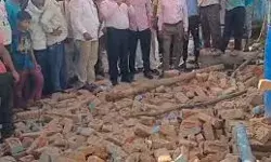 दीवार गिरने से दबी 14 महिलायें- हॉस्पिटल में एडमिट- हालत गंभीर दीवार गिरने से दबी 14 महिलायें- हॉस्पिटल में एडमिट- हालत गंभीर