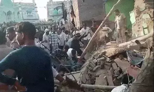 पटाखा फैक्ट्री मे ब्लॉस्ट-इंस्पेक्टर लाइन हाजिर-दरोगा समेत 4 सस्पेंड