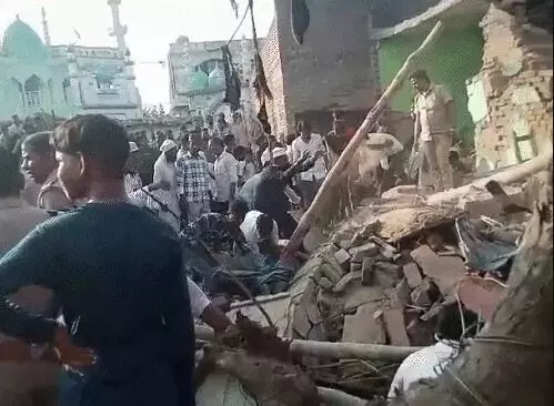 पटाखा फैक्ट्री मे ब्लॉस्ट-इंस्पेक्टर लाइन हाजिर-दरोगा समेत 4 सस्पेंड
