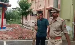 पुलिस को चकमा देकर कन्नौज रेप कांड के आरोपी के भाई का कोर्ट में सरेंडर पुलिस को चकमा देकर कन्नौज रेप कांड के आरोपी के भाई का कोर्ट में सरेंडर