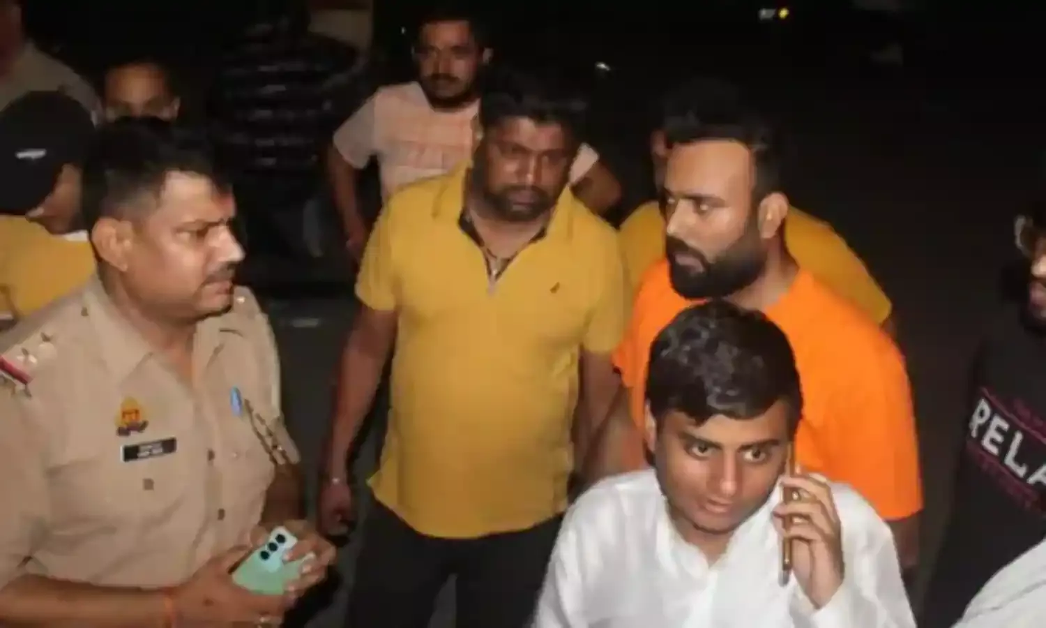 पनीर रोल के बजाय एगरोल भेज कर धर्म भ्रष्ट करने वाले के खिलाफ एफआईआर