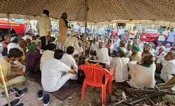 पर्चे निरस्त करना बना गले की फांस- 8 वें दिन भी भाकियू का थाने पर कब्जा पर्चे निरस्त करना बना गले की फांस- 8 वें दिन भी भाकियू का थाने पर कब्जा