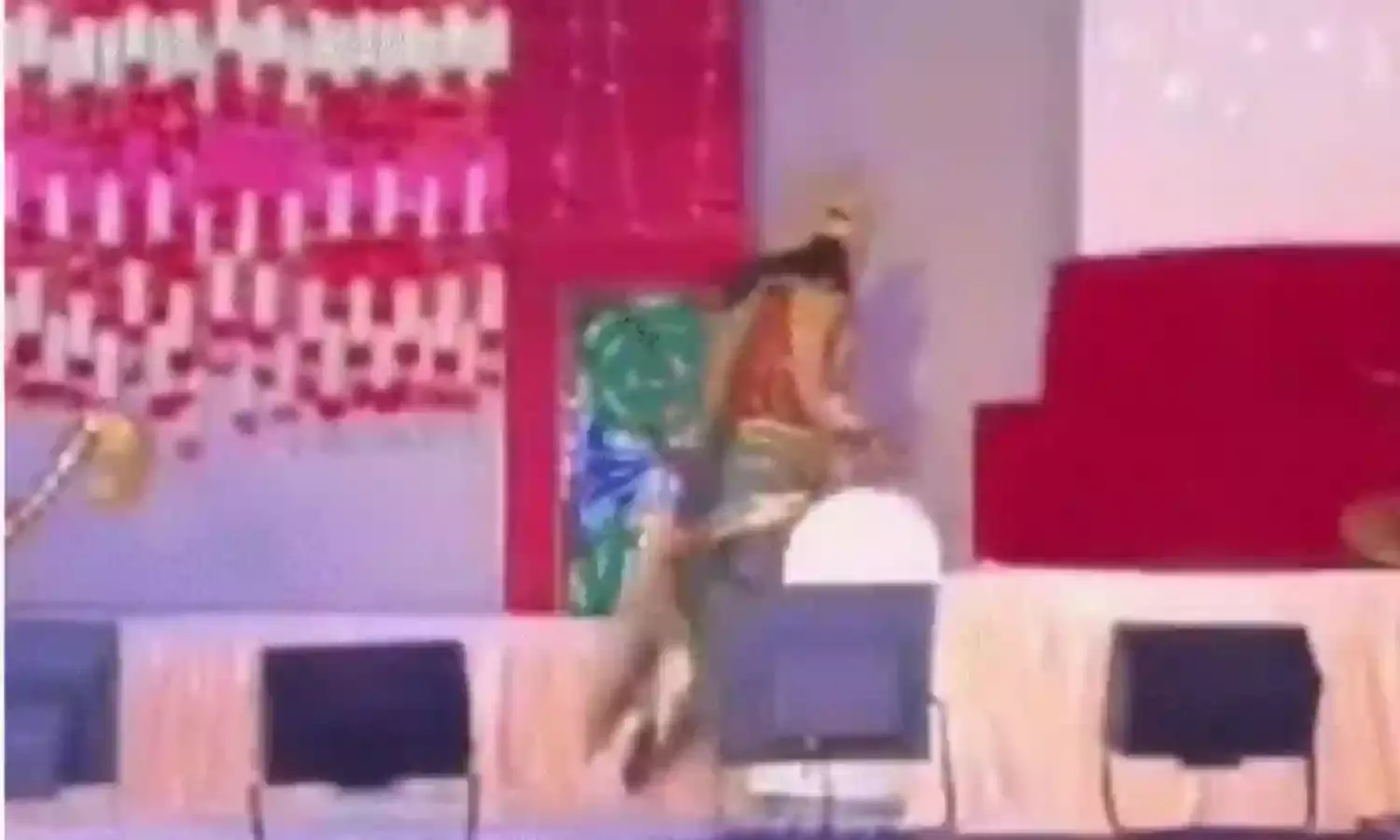 रंगमंच पर भगवान राम का रोल कर रहे कलाकार की तबीयत खराब और फिर...