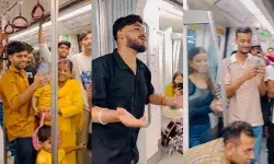 युवकों के भजन से मेट्रो में हुआ जागरण का माहौल- लगे माता के जयकारे युवकों के भजन से मेट्रो में हुआ जागरण का माहौल- लगे माता के जयकारे