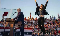 चुनावी रैली में एलन मस्क का डांस- लटके झटके दिखाते बोले- संविधान... चुनावी रैली में एलन मस्क का डांस- लटके झटके दिखाते बोले- संविधान...