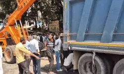 बेकाबू हुए डंपर ने कई बाइक सवार कुचले- बस में टक्कर मार थमा- तीन की मौत