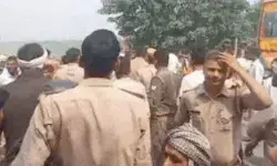 बच्चे की मौत से गुस्साई भीड़ का पुलिस पर हमला- किया पथराव, तोड़ी.... बच्चे की मौत से गुस्साई भीड़ का पुलिस पर हमला- किया पथराव, तोड़ी....