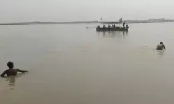 पूजा सामग्री विसर्जित करने गई दो बच्चियां गंगा में समाई- मचा कोहराम पूजा सामग्री विसर्जित करने गई दो बच्चियां गंगा में समाई- मचा कोहराम