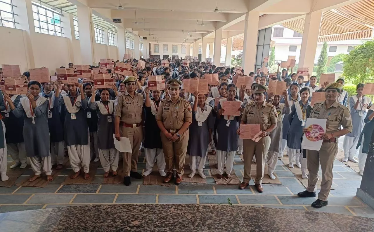 मिशन शक्ति: पुलिस ने विभिन्न स्थानों पर जाकर छात्राओं को किया जागरूक मिशन शक्ति: पुलिस ने विभिन्न स्थानों पर जाकर छात्राओं को किया जागरूक