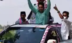 कार की छत पर बैठकर ससुराल पहुंचा दूल्हा- स्टंटबाज को अब तलाश रही पुलिस कार की छत पर बैठकर ससुराल पहुंचा दूल्हा- स्टंटबाज को अब तलाश रही पुलिस