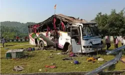 अंबाजी मंदिर जा रहे श्रद्धालुओं से भरी बस पलटी- चार लोगों की मौत अंबाजी मंदिर जा रहे श्रद्धालुओं से भरी बस पलटी- चार लोगों की मौत