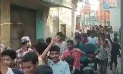 पैगंबर पर टिप्पणी- सड़क पर उतरे हजारों लोग- लाठी डंडे लहराये- पुलिस.. पैगंबर पर टिप्पणी- सड़क पर उतरे हजारों लोग- लाठी डंडे लहराये- पुलिस..