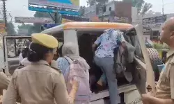 सिटी मजिस्ट्रेट एवं CO का कैफे पर छापा- लडकों के साथ पकड़ी गई 20 से... सिटी मजिस्ट्रेट एवं CO का कैफे पर छापा- लडकों के साथ पकड़ी गई 20 से...