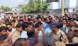 बीजेपी MLA की पिटाई के बाद अब समर्थकों ने बैंक परिसर को घेरा