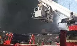 वेयरहाउस में लगी भयंकर आग- रुक रुक कर ब्लास्ट के साथ फटे कंप्रेसर