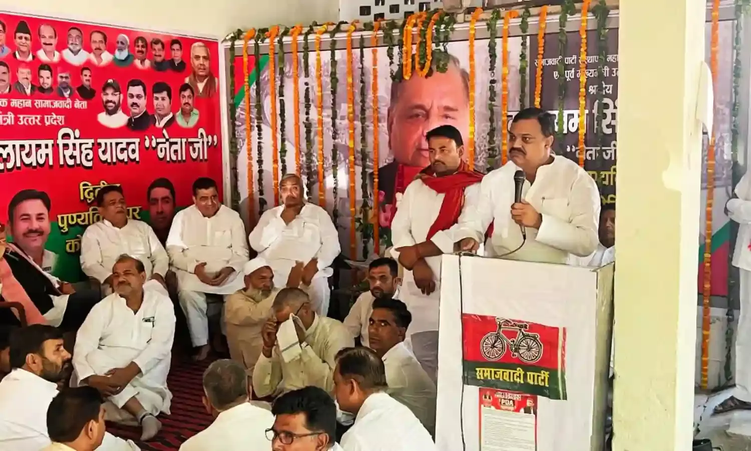पुण्यतिथि पर सपाईयों ने संस्थापक को अर्पित किए श्रद्धा सुमन