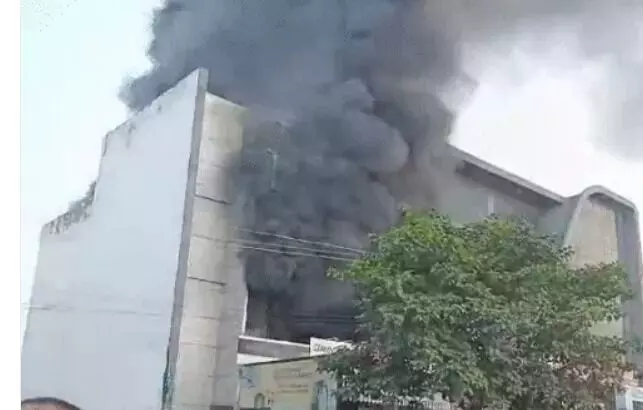 राजधानी की 3 मंजिला इमारत में आग -आसपास की दुकान व बिल्डिंग.. राजधानी की 3 मंजिला इमारत में आग -आसपास की दुकान व बिल्डिंग..