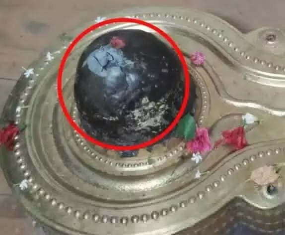 मंदिर की शिखर पर गिरी आसमानी बिजली की शिवलिंग तक पहुंची आंच मंदिर की शिखर पर गिरी आसमानी बिजली की शिवलिंग तक पहुंची आंच