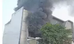 राजधानी की 3 मंजिला इमारत में आग -आसपास की दुकान व बिल्डिंग.. राजधानी की 3 मंजिला इमारत में आग -आसपास की दुकान व बिल्डिंग..