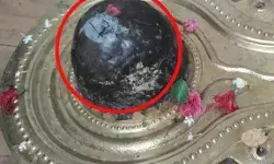 मंदिर की शिखर पर गिरी आसमानी बिजली की शिवलिंग तक पहुंची आंच मंदिर की शिखर पर गिरी आसमानी बिजली की शिवलिंग तक पहुंची आंच