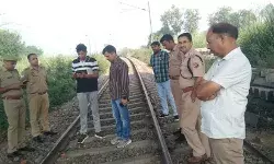 अब यहां हुई ट्रेन पलटाने की साजिश- ट्रैक पर बड़े पत्थर- मेमो एक्सप्रेस