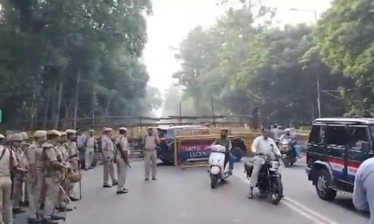 जेपी सेंटर को लेकर घमासान जारी- अखिलेश के घर के बाहर फोर्स का डेरा