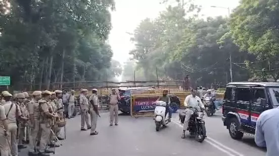 जेपी सेंटर को लेकर घमासान जारी- अखिलेश के घर के बाहर फोर्स का डेरा