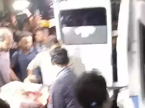 कोलकाता रेप मर्डर-भूख हड़ताल पर बैठे डॉक्टर की तबीयत बिगड़ी कोलकाता रेप मर्डर-भूख हड़ताल पर बैठे डॉक्टर की तबीयत बिगड़ी
