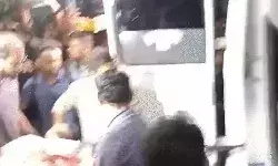 कोलकाता रेप मर्डर-भूख हड़ताल पर बैठे डॉक्टर की तबीयत बिगड़ी कोलकाता रेप मर्डर-भूख हड़ताल पर बैठे डॉक्टर की तबीयत बिगड़ी