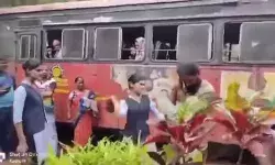 छेड़छाड़ का ड्राइवर को मिला इनाम- लड़कियों ने बीच सड़क चप्पल बरसाई