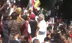 अखिलेश ने घर के बाहर लोकनायक की मूर्ति पर चढ़ाई माला अखिलेश ने घर के बाहर लोकनायक की मूर्ति पर चढ़ाई माला