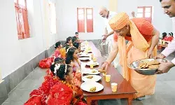 कन्याओं के पांव धोकर सीएम योगी ने की मातृ शक्ति की आराधना