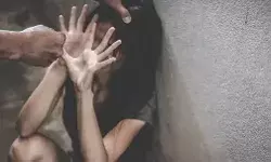 किडनैप कर युवती से रेप- मुंह काला कर लहूलुहान हालत में घर के बाहर फेंका किडनैप कर युवती से रेप- मुंह काला कर लहूलुहान हालत में घर के बाहर फेंका