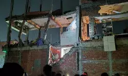 पटाखे के जखीरे में ब्लास्ट से उड़ी मकान की छत- एक की मौत, कई नाजुक