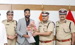 सरकार ने इस क्रिकेटर को दी डिप्टी SP की नौकरी- बेहतरीन गेंदबाजी का इनाम सरकार ने इस क्रिकेटर को दी डिप्टी SP की नौकरी- बेहतरीन गेंदबाजी का इनाम