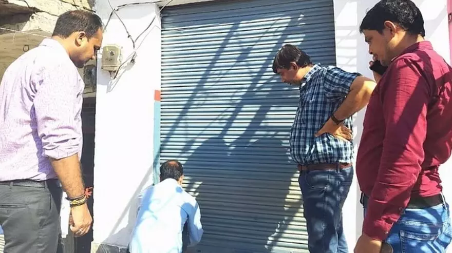 झोलाछापो के दो क्लिनिक सील- एक झोलाछाप बैनर उतार कर भागी झोलाछापो के दो क्लिनिक सील- एक झोलाछाप बैनर उतार कर भागी