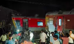 मालगाड़ी से टकराई एक्सप्रेस ट्रेन - आग लगने के बाद फिर क्या हुआ मालगाड़ी से टकराई एक्सप्रेस ट्रेन - आग लगने के बाद फिर क्या हुआ