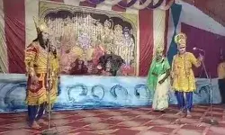 रामलीला मंचन के दौरान वानर रूपी दो कैदी सीता माता की खोज के लिए फरार रामलीला मंचन के दौरान वानर रूपी दो कैदी सीता माता की खोज के लिए फरार