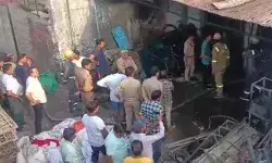 टेंट हाउस गोदाम में आग का तांडव- जलाकर सब कुछ किया खाक टेंट हाउस गोदाम में आग का तांडव- जलाकर सब कुछ किया खाक