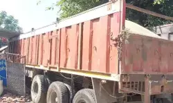 मोरंग से भरा ट्रक किराने की दुकान में घुसा- दुकान हुई जमींदोज