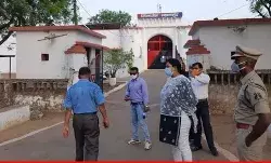 चादर लुंगी को बांधकर बनाई रस्सी और 20 फीट ऊंची दीवार से 5 कैदी फरार चादर लुंगी को बांधकर बनाई रस्सी और 20 फीट ऊंची दीवार से 5 कैदी फरार