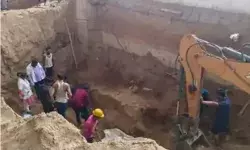 गड्ढा खोद रहे मजदूर ढांग गिरने से हो गए मिट्टी में दफन- पांच की मौत
