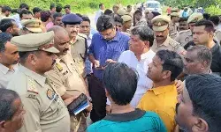 कार से कुचलकर दो सगी बहनों समेत युवक की मौत ग्रामीणों ने लगाया जाम कार से कुचलकर दो सगी बहनों समेत युवक की मौत ग्रामीणों ने लगाया जाम