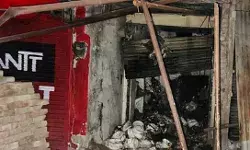 अवैध पटाखों में ब्लास्ट- उड़ी गोदाम की छत- कार के शीशे चकनाचूर- एक मरा