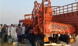 कैंटर से उतर रहे तीन लोगों की जान ले गया ट्रक - एक की हालत सीरियस