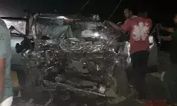 ट्रक में घुसी तेज रफ्तार कार- दो विदेशी लड़कियों समेत तीन लोगों की मौत ट्रक में घुसी तेज रफ्तार कार- दो विदेशी लड़कियों समेत तीन लोगों की मौत