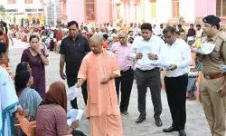 सीएम ने मंदिर में लगाया जनता दरबार- मुलाकात कर सुनी लोगों की समस्याएं सीएम ने मंदिर में लगाया जनता दरबार- मुलाकात कर सुनी लोगों की समस्याएं